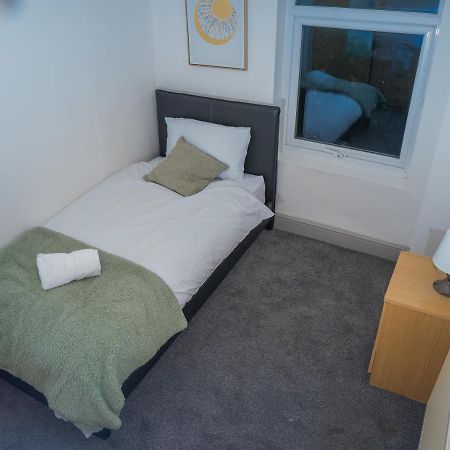 The Highfield Villa, 5 Bedrooms, Northampton Centre, Sleeps 10 Ngoại thất bức ảnh