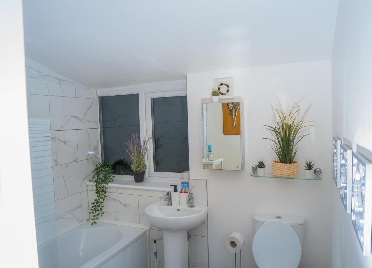 The Highfield Villa, 5 Bedrooms, Northampton Centre, Sleeps 10 Ngoại thất bức ảnh
