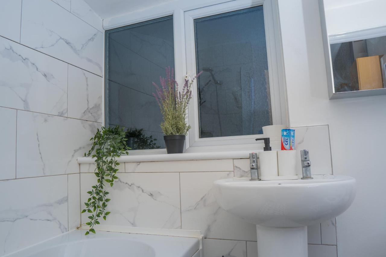 The Highfield Villa, 5 Bedrooms, Northampton Centre, Sleeps 10 Ngoại thất bức ảnh