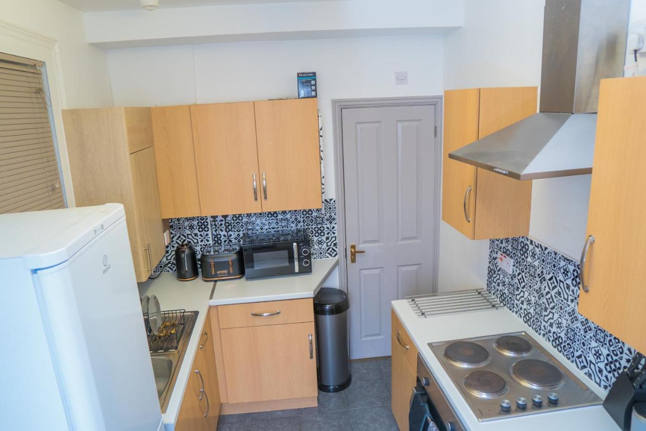 The Highfield Villa, 5 Bedrooms, Northampton Centre, Sleeps 10 Ngoại thất bức ảnh