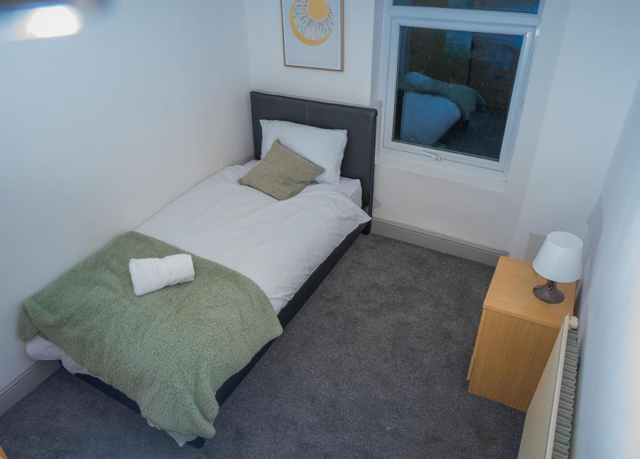 The Highfield Villa, 5 Bedrooms, Northampton Centre, Sleeps 10 Ngoại thất bức ảnh