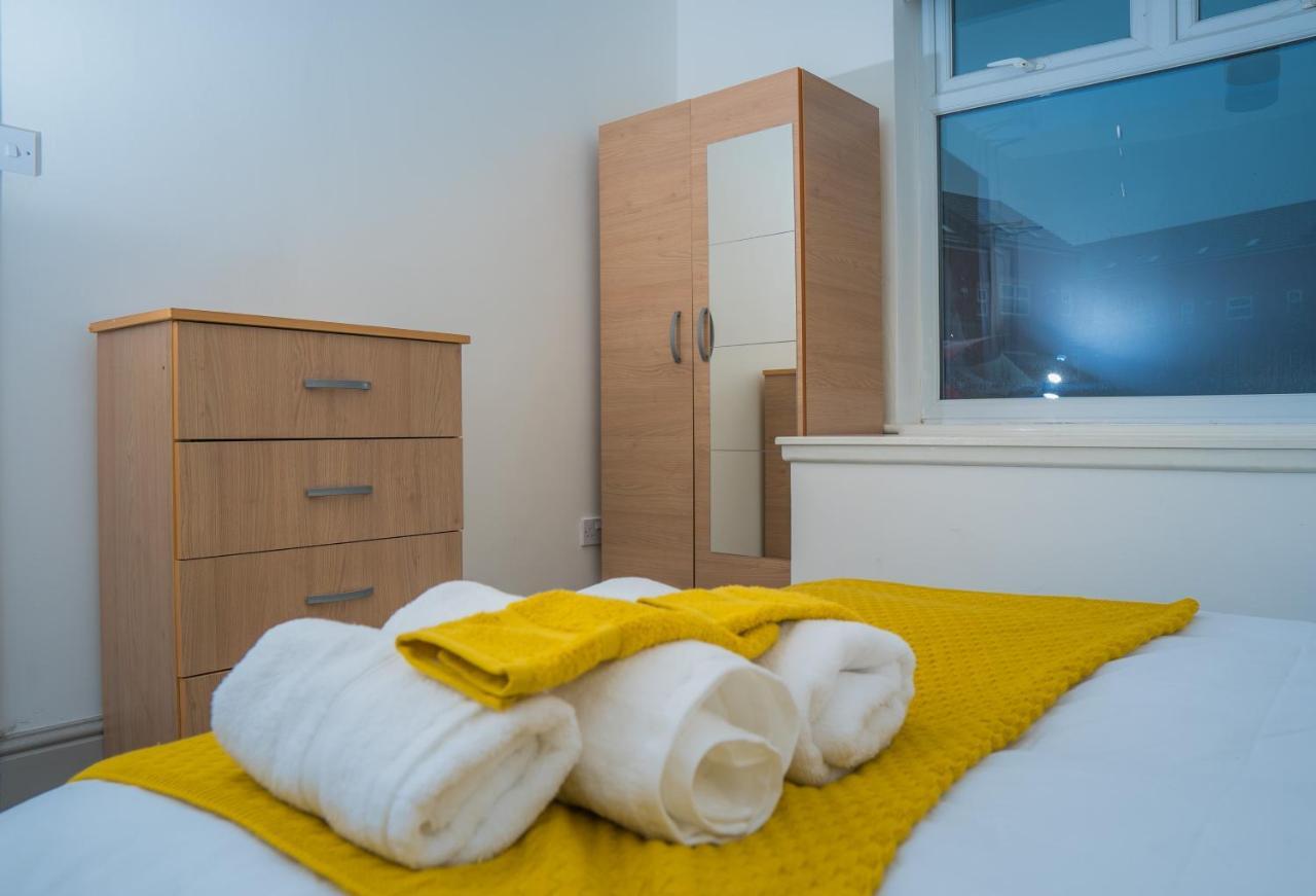 The Highfield Villa, 5 Bedrooms, Northampton Centre, Sleeps 10 Ngoại thất bức ảnh