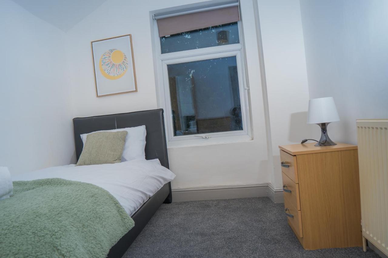 The Highfield Villa, 5 Bedrooms, Northampton Centre, Sleeps 10 Ngoại thất bức ảnh