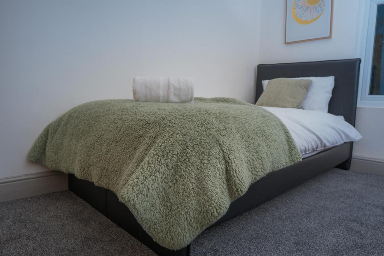 The Highfield Villa, 5 Bedrooms, Northampton Centre, Sleeps 10 Ngoại thất bức ảnh