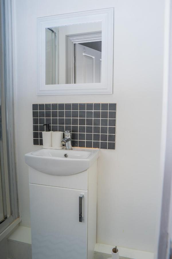 The Highfield Villa, 5 Bedrooms, Northampton Centre, Sleeps 10 Ngoại thất bức ảnh